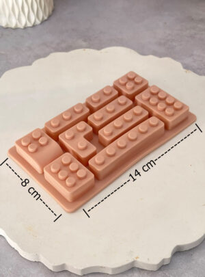 Añade originalidad y creatividad a tu catálogo con este molde de silicón versátil y práctico. El Molde Lego Pequeño te permite elaborar pequeñas fichas y bloques al estilo Lego, perfectos para crear wax melts (bombones de cera), minijabones artesanales o incrustaciones decorativas para velas de postre.