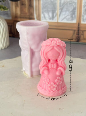 Captura la belleza y delicadeza de la figura materna con este elegante molde de silicón con diseño de mamá en embarazo. Es la herramienta idónea para moldear piezas escultóricas compactas y llenas de significado, ideales para elaborar velas de pie, jabones temáticos o recuerdos especiales para eventos de bienvenida y maternidad.