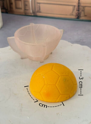 Lleva la pasión del deporte rey a tus creaciones con este dinámico molde de silicón con diseño de medio balón de fútbol. Es la herramienta idónea para moldear piezas con gran presencia, ideales para elaborar velas decorativas de base plana, jabones temáticos o recuerdos únicos para cumpleaños y eventos deportivos.