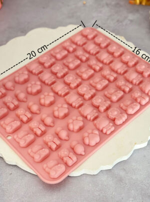Añade un toque de dulzura, dinamismo y encanto artesanal a tu colección de aromaterapia con este práctico molde de silicón multicavidad. Su silicón flexible y antiadherente garantiza un desmolde fluido, conservando intactos las orejitas, hociquitos y siluetas de cada animalito.