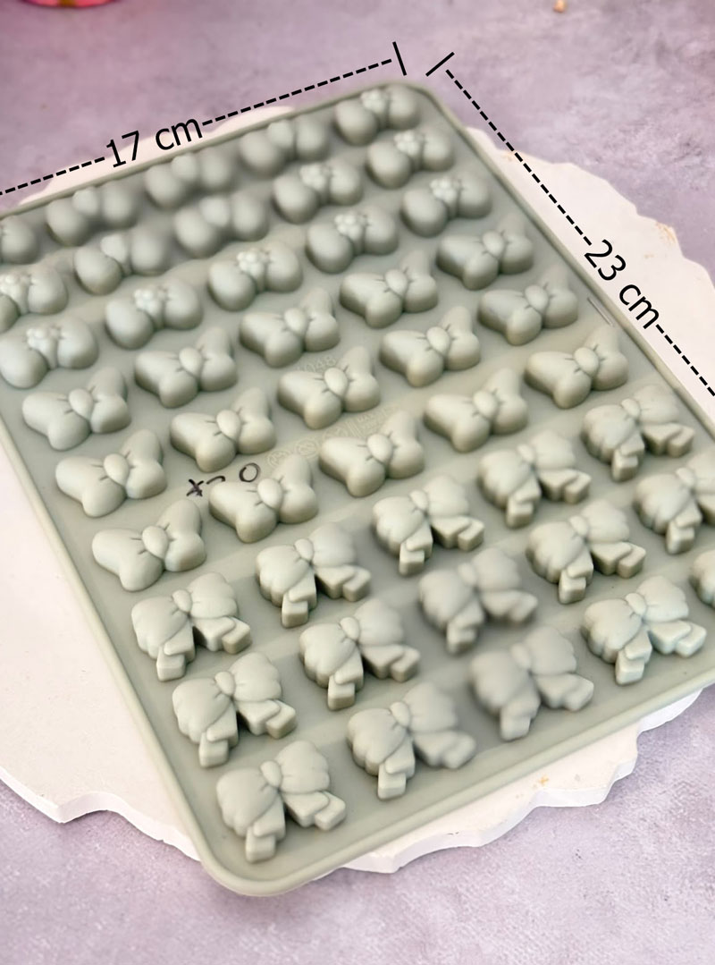 Aporta un toque coqueto, dulce y sofisticado a tu producción artesanal con este práctico molde de silicón multicavidad. Su silicón de grado profesional asegura un desmolde fluido, preservando la nitidez del nudo y las caídas de cada moño.