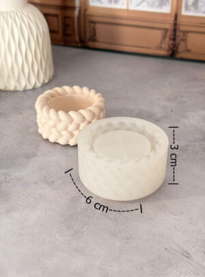 Añade un toque de originalidad y textura a tus creaciones con este versátil molde de silicón de alta precisión. Es la herramienta perfecta para elaborar pequeñas velitas votivas vertidas, contenedores para fósforos/cerillas, organizadores de anillos o recuerdos de eventos llenos de detalle.