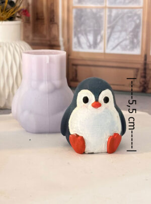 Añade una pieza encantadora e irresistible a tu catálogo artesanal con este molde de silicón de gran precisión. Diseñado para elaborar un adorable pingüino en relieve completo, este molde permite obtener figuras tridimensionales perfectamente definidas con un peso final aproximado de 60 gramos.