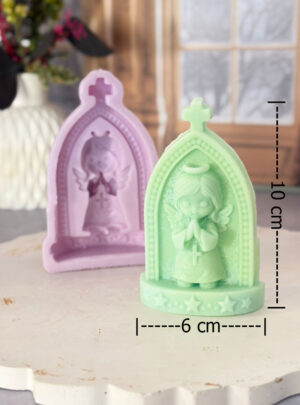 Aporta elegancia, dulzura y un toque espiritual a tus creaciones con este molde de silicón en formato de tableta con figura de angelita. Es el molde idóneo para elaborar pastillas aromáticas, jabones de cortesía o recuerdos espirituales para bautizos y primeras comuniones. Su silicón de alta flexibilidad garantiza un desmolde suave que preserva la definición de las alas y el vestido.