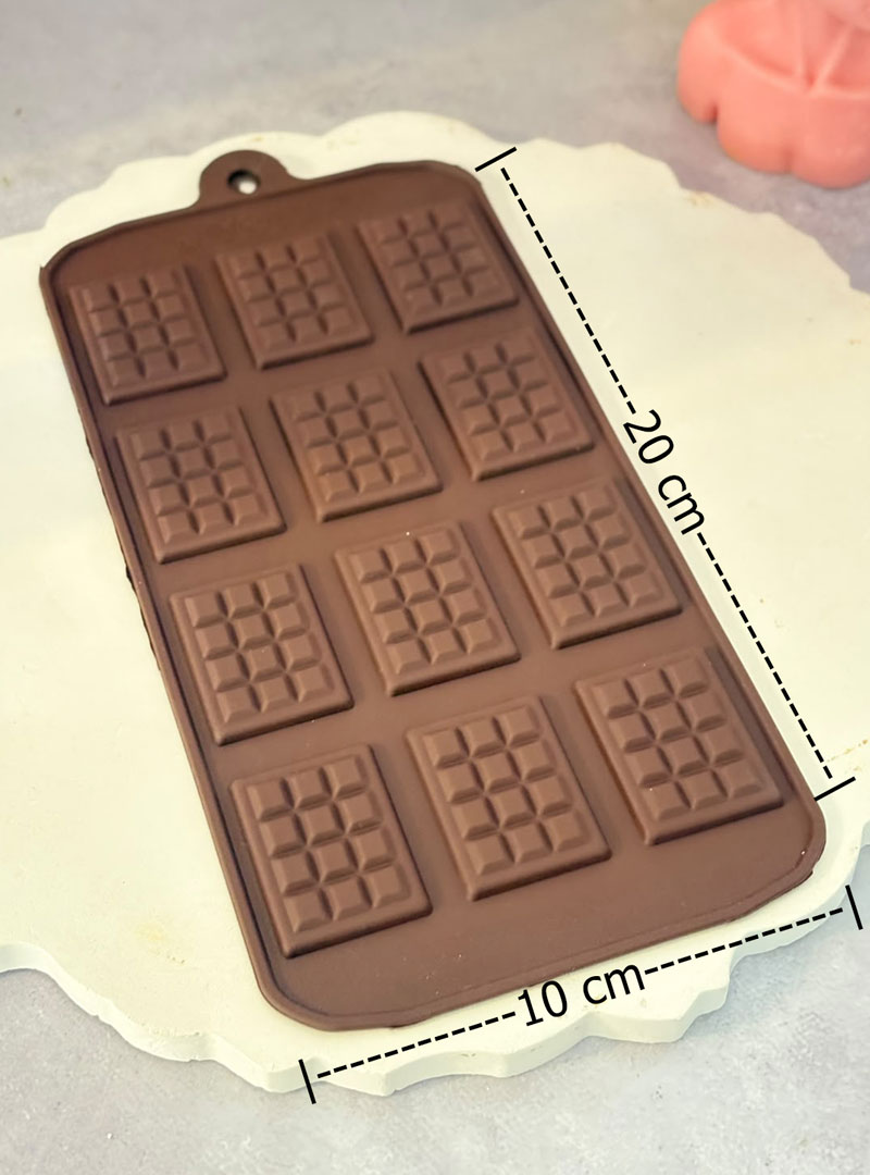 Suma practicidad, versatilidad y una estética encantadora a tu catálogo artesanal con este molde de silicón con diseño de mini chocolatinas. Es la herramienta perfecta para producir wax melts de fácil dosificación, barritas de jabón para recuerdos o apliques decorativos para incrustar en recipientes de yeso. Su silicón flexible y antiadherente facilita un desmolde fluido e impecable, manteniendo la definición exacta de cada segmento.