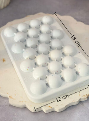 Añade un toque fresco y natural a tu línea de cosmética artesanal con el molde de silicona Uvas Medianas. Su formato mediano permite crear barras de jabón ergonómicas con textura estimulante, además de ser apto para velas de masaje, barras de loción y repostería jabonosa.