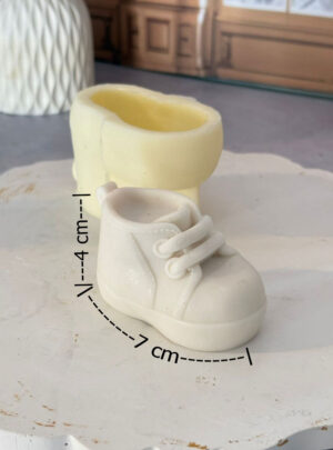 Suma una pieza llena de encanto y emotividad a tu catálogo artesanal con este molde de silicón con forma de zapatito de bebé. Es la herramienta idónea para crear recuerdos inolvidables para baby showers, bautizos, revelaciones de género o nacimientos, ya sea en velas de pilar, jabones perfumados de cortesía o apliques decorativos de yeso. Su silicón flexible de gran nitidez garantiza un desmolde suave que preserva las costuras y pliegues característicos del calzado.