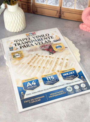 Transforma tus velas y frascos en piezas únicas con este insumo indispensable de diseño y empaque. El Papel Vinilo para Velas está formulado especialmente para lograr una excelente nitidez de impresión en equipos de inyección de tinta, permitiéndote plasmar tu logotipo, instrucciones de uso, nombres personalizados o ilustraciones detalladas con un acabado limpio y profesional.