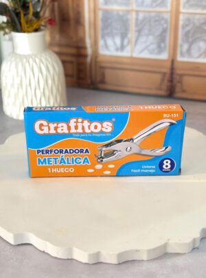 Mantén un estándar profesional en cada detalle de tu empaque con una herramienta práctica e infaltable en tu taller. La Perforadora de Papel está diseñada para realizar orificios limpios y centrados en etiquetas, tarjetas de agradecimiento y marbetes para tus productos. Es el instrumento ideal para preparar la papelería de tu marca antes de sujetarla a tus velas, recipientes o bolsas de regalo.