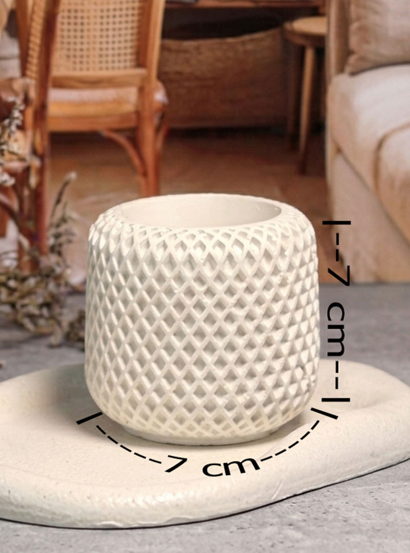 Introduce una pieza vanguardista y llena de carácter a tu catálogo artesanal con este estilizado recipiente de yeso. Es el soporte perfecto para verter velas aromáticas de mediana duración, organizar brochas de maquillaje o bolígrafos, y decorar espacios con un toque orgánico y moderno.