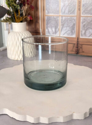 Añade a tu catálogo un contenedor versátil que combina una presencia robusta con un formato compacto. El Recipiente Velón Nacional Pequeño es un vaso de cristal grueso diseñado para brindar máxima seguridad y elegancia a tus velas artesanales. Su altura equilibrada y su boca ancha facilitan una excelente difusión del aroma y un quemado parejo, convirtiéndolo en una opción infaltable para velas de mediana y gran duración.