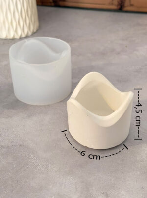 Aporta un toque de sofisticación vanguardista a tu colección con este elegante recipiente artesanal. Es el soporte perfecto para elaborar pequeñas velas aromáticas vertidas, guardar anillos y pequeñas joyas en el tocador, o entregar como un detalle inolvidable en eventos corporativos y celebraciones.