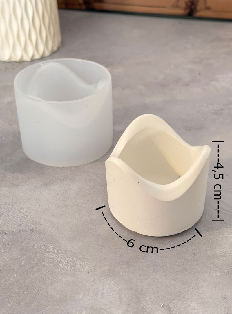 Aporta un toque de sofisticación vanguardista a tu colección con este elegante recipiente artesanal. Es el soporte perfecto para elaborar pequeñas velas aromáticas vertidas, guardar anillos y pequeñas joyas en el tocador, o entregar como un detalle inolvidable en eventos corporativos y celebraciones.