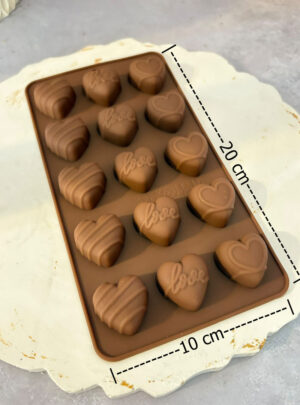 Diseñada en silicona flexible de grado alimenticio y alta resistencia, esta plantilla con cavidades de mini corazones estilo bombón permite un moldeo uniforme y un desmolde impecable sin romper los bordes. Es la herramienta perfecta para la elaboración de chocolatería fina, gomitas, mini ceras perfumadas (wax melts) para quemadores o delicados jabones decorativos.