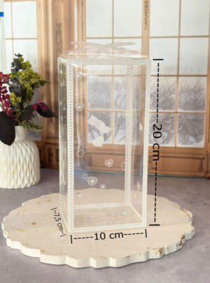 Diseñada en acetato transparente de alta claridad y estructura resistente, este empaque estilizado ofrece una vista panóramica de 360° para exhibir piezas alargadas o sets especiales. Su distinguido sistema de armado superior tipo moño añade un acabado delicado, festivo y sofisticado, ideal para velas de candelabro o figura, frascos estilizados, arreglos artesanales y obsequios de alta gama.