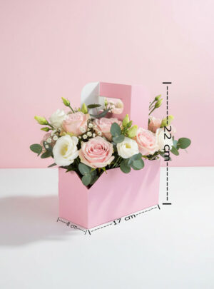 Su estructura de perfil alargado e ingeniosas proporciones combina la profundidad adecuada para estabilizar composiciones medianas con un frontal amplio que destaca los colores, texturas y formas de tus arreglos. Es la solución perfecta para floristerías y creadores que buscan entregar ramos verticales, flores secas o sets mixtos de regalo con un acabado sobrio, moderno y sofisticado.