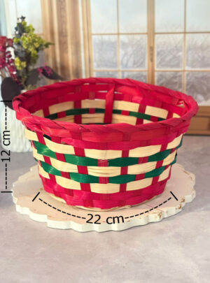 Elaborado con un tejido natural y resistente de estética rústica chic, este contenedor es la opción estrella para componer gift baskets, anchotas temáticas y arreglos festivos. Su amplio diámetro de 22 cm combinado con una profundidad de 12 cm brinda el espacio ideal para agrupar múltiples elementos como velas aromáticas, frascos de conserva, cosmética natural, piñas decorativas y dulces navideños.
