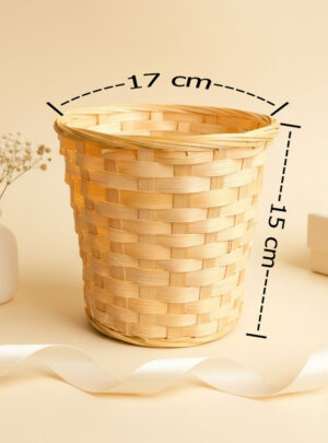 Confeccionado con fibras naturales de alta calidad y un armado firme, este contenedor destaca por sus proporciones equilibradas que combinan una excelente estabilidad con una altura ideal para proteger y lucir tus productos. Es la opción perfecta para crear gift baskets de tamaño mediano, arreglos de velas artesanales, sets de cuidado personal o centros de mesa rústicos.