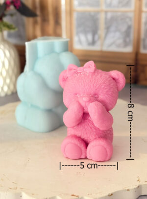 Crea piezas memorables con el Molde Osito Grande con Moño. Diseñado con silicona de alta flexibilidad y grado alimentario/artesanal, este molde permite moldear con precisión la figura tridimensional de un adorable osito con moño, destacando cada textura corporal y relieve facial.