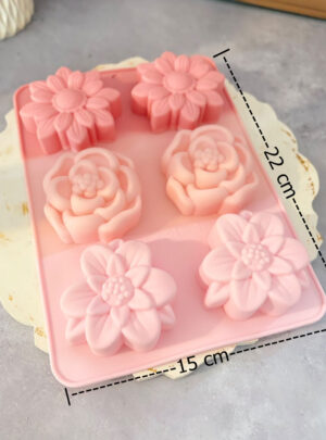 Su formato versátil es perfecto para trabajar con base de glicerina, proceso en frío (cold process), cera perfumada o resina artesanal, garantizando acabados limpios y de alta definición.