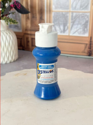 Elaborada a base de agua con pigmentos de alta intensidad, ofrece un color azul intenso y uniforme desde las primeras pasadas. Su consistencia fluida permite un trazo suave sobre múltiples materiales, convirtiéndola en el insumo perfecto para pintar recipientes de cemento o yeso, personalizar empaques decorativos, crear degradados de estilo oceánico y dar un acabado único a tus velones y accesorios artesanales.