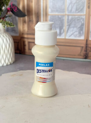 Formada con pigmentos nacarados de alta calidad suspendidos en una base acrílica soluble en agua, esta pintura ofrece un destello blanco perlado sutil con reflejos satinados que cambian según la luz. Su textura fluida de fácil deslizamiento es el insumo ideal para intervenir recipientes de yeso, concreto o cerámica, decorar detalles en velas, personalizar cajas de regalo y lograr acabados sofisticados de inspiración nupcial, festiva o mística.