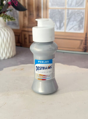 Formada con pigmentos metálicos de alta reflectividad y una base acrílica soluble en agua, esta pintura ofrece un elegante efecto plata pulida de gran luminosidad. Su textura fluida facilita una cobertura uniforme sobre una gran variedad de superficies, siendo la opción perfecta para pintar frascos, personalizar moldes de yeso o cemento, intervenir cajas de empaque y añadir finos destellos plateados a tus presentaciones de temporada.