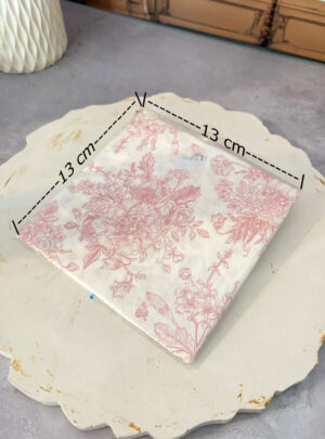 Diseñadas especialmente para la técnica de decoupage en piezas pequeñas y de detalle, cuentan con una pigmentación viva en tonalidades rosadas sobre papel suave de alta calidad. Son la opción perfecta para personalizar jabones artesanales compactos, minivelas decorativas, alhajeros de madera, detalles para eventos especiales o papelería fina.
