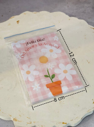 Diseñadas especialmente para complementar creaciones artesanales, regalar en fechas especiales o adjuntar a pedidos de clientes, estas tarjetas combinan una estética delicada en tonos rosa suave con una papelería de alta calidad. Su tamaño compacto es ideal para atar con pabilo, cinta de satén o incluir dentro de cajas de presentación de velas y jabones.