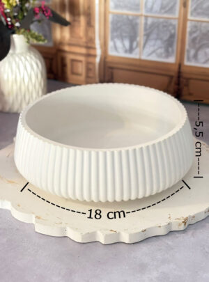 Diseñada para ser una pieza de impacto visual, su amplio diámetro y equilibrada altura la convierten en el recipiente perfecto para velas multipabilo de formato extendido, centros de mesa de lujo o cuencos decorativos multifuncionales. Su suave acabado mate y densidad de moldeado garantizan una superficie impecable, lista para lucir en su tono blanco natural o adaptarse a variadas técnicas artísticas de sellado y coloración.