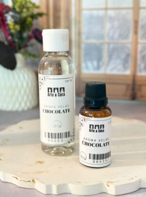 Diseñada para despertar las emociones más indulgentes, esta fragancia despliega un perfil olfativo rico e intenso que evoca el cacao puro, con matices tostados, cremosos y suaves toques de vainilla. Cuenta con la certificación oficial de la IFRA (International Fragrance Association), lo que avala que cumple con los más rigurosos estándares globales de pureza, seguridad e inocuidad. Es la elección ideal para elaborar velas gourmet, postres en cera y líneas de aromatización exclusivas.