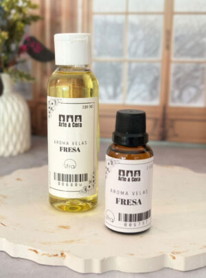 Esta fragancia evoca el aroma de las fresas maduras recién cosechadas, combinando notas frutales intensas con matices silvestres y un sutil fondo acaramelado que recuerda a la mermelada artesanal. Cuenta con la certificación oficial de la IFRA (International Fragrance Association), garantizando que ha sido formulada bajo estrictos estándares internacionales de pureza, calidad y seguridad, siendo la opción ideal para colecciones de repostería en cera (bakery candles), wax melts frutales, jabones artesanales y velas decorativas.