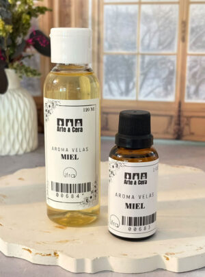Esta fragancia captura la riqueza natural del panal con un perfil aromático dulce, suavemente resinoso y con delicados matices florales y acaramelados. Cuenta con la certificación oficial de la IFRA (International Fragrance Association), lo que avala que cumple con los más exigentes estándares internacionales de pureza, calidad y seguridad. Es el insumo ideal para personalizar velas artesanales en cera de abeja o soya, líneas aromáticas de inspiración botánica y piezas de repostería en cera.