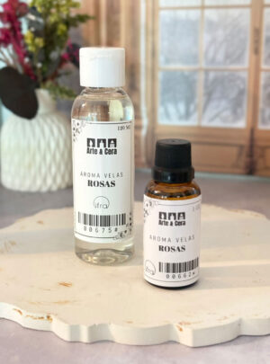 Desarrollada con notas olfativas delicadas, profundas y persistentes, esta fragancia evoca la frescura de los pétalos de rosa recién cortados con un matiz dulce y aterciopelado. Cuenta con la certificación oficial de la IFRA (International Fragrance Association), lo que garantiza que ha sido formulada bajo estrictos estándares internacionales de calidad, pureza y seguridad, haciéndola una opción exclusiva y segura para velas en cera de soya, parafina o palma, así como para cosmética artesanal y difusores.