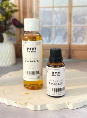 Esta fragancia despliega un perfil olfativo frutal e Intenso que evoca la pulpa de uvas maduras recién cosechadas, combinada con matices silvestres y un irresistible toque dulce similar al caramelo de uva. Cuenta con la certificación oficial de la IFRA (International Fragrance Association), lo que garantiza que ha sido formulada bajo estrictos estándares internacionales de pureza, calidad y seguridad, siendo la opción ideal para velones decorativos, wax melts temáticos, velas artesanales en cera de soya o parafina y difusores.