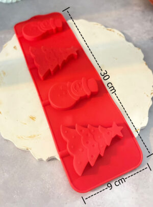 Diseñado con un formato estilizado y elegante, este molde de silicona de grado industrial es perfecto para crear bandejas organizadoras, platos posavelas, soportes para barras aromáticas (wax melts) o elementos decorativos de centro de mesa. Sus delicados motivos en relieve capturan la esencia de las fiestas de invierno, permitiendo vaciados limpios en resina epóxica, yeso cerámico, cemento decorativo o cera de alta dureza, garantizando un acabado uniforme, resistente y de calidad profesional.