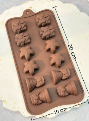 Confeccionado en silicona de grado industrial de alta flexibilidad y resistencia térmica, este molde integra sutiles grabados en relieve con tradicionales campanas de Navidad, lazos y pequeños obsequios. Es la herramienta idónea para vaciados en resina epóxica, jesmonite, yeso cerámico o cemento decorativo, permitiendo obtener estilizadas bandejas portavelas, centros de mesa o recipientes organizadores con un nivel de detalle excepcional en un formato práctico.