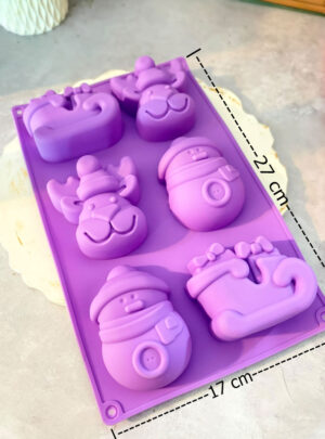 Elaborado en silicona de grado industrial de alta durabilidad y flexibilidad, este molde plano para bandejas cuenta con intrincados grabados en relieve que representan icónicas escenas navideñas: un sonriente muñeco de nieve, un simpático reno y el clásico trineo festivo. Es la herramienta perfecta para vaciados en resina epóxica, yeso cerámico, resina acrílica o cemento decorativo, permitiendo crear hermosas bandejas organizadoras, bases para velas, vajilla decorativa o centros de mesa temáticos con acabados nítidos y profesionales.