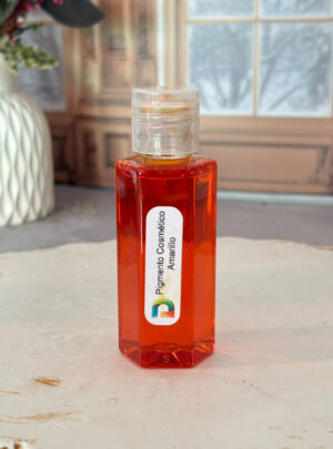 Certificado bajo estándares de grado USP (United States Pharmacopeia), es idóneo para cosmética natural gracias a su alta pureza y delicadeza con la piel. Su fórmula cuenta con un aditivo de filtro UV que protege el pigmento frente a la degradación por luz solar o ambiental, asegurando un tono amarillo vivo, radiante e inalterable en jabones de glicerina (Melt & Pour) y de saponificación en frío o caliente.