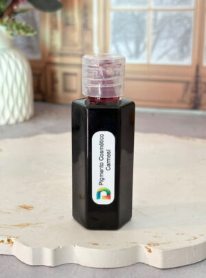 Certificado en grado USP (United States Pharmacopeia), es ideal para cosmética natural por su pureza e inocuidad en la piel. Incluye un aditivo de filtro UV que evita la decoloración por exposición a la luz solar o ambiental, garantizando un acabado carmesí uniforme y profesional en jabones de glicerina (Melt & Pour) o de proceso en frío y caliente.