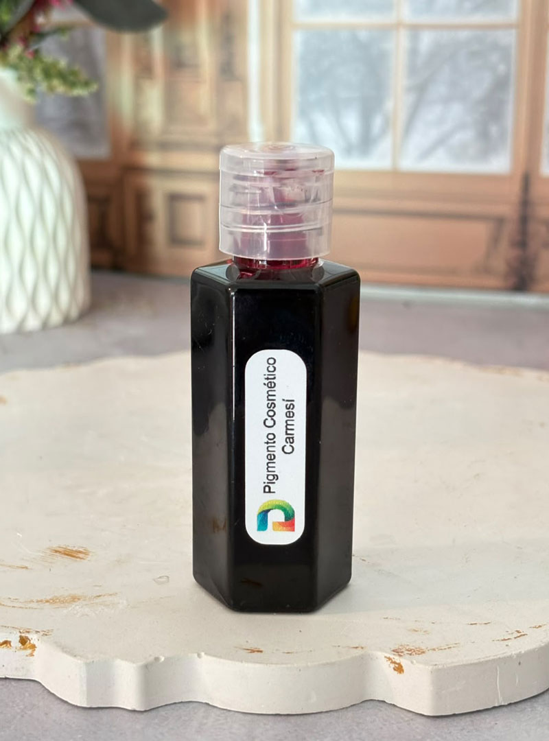Certificado en grado USP (United States Pharmacopeia), es ideal para cosmética natural por su pureza e inocuidad en la piel. Incluye un aditivo de filtro UV que evita la decoloración por exposición a la luz solar o ambiental, garantizando un acabado carmesí uniforme y profesional en jabones de glicerina (Melt & Pour) o de proceso en frío y caliente.
