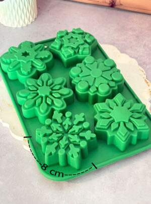 Elaborado en silicona de grado industrial de alta flexibilidad y resistencia térmica, este molde incluye cavidades con intrincados patrones geométricos que representan majestuosos cristales de hielo. Es la herramienta idónea para confeccionar jabones artesanales, placas de cera aromáticas, velas flotantes, adornos navideños en resina o yeso cerámico, garantizando un desmolde impecable que conserva la definición de cada punta del copo sin fracturas.