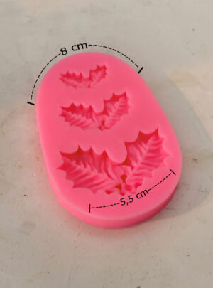 Elaborado en silicona de grado industrial de alta elasticidad y resistencia térmica, este molde incluye cavidades con detallados grabados en relieve de hojas y bayas de muérdago. Es la herramienta idónea para elaborar jabones artesanales, pastillas aromáticas (wax melts), velas flotantes o piezas decorativas en resina y yeso cerámico, garantizando un desmolde limpio que conserva la nitidez de cada hoja y silueta.