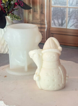 Diseñado con finos detalles tridimensionales que capturan la figura clásica del muñeco de nieve con su sombrerito, bufanda y textura característica, este molde es una pieza imprescindible para la temporada festiva. Fabricado en silicona de grado profesional, garantiza una excelente resistencia térmica y una flexibilidad óptima para desmoldar piezas impecables, sin fisuras ni pérdida de detalles, ideales para velas decorativas, jabones temáticos y figuras de yeso o resina.