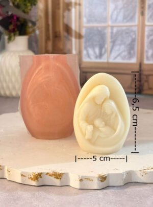 Elaborado en silicona de grado industrial de alta flexibilidad y resistencia térmica, este molde tridimensional reproduce con detalle y delicadeza la silueta de la Sagrada Familia. Es la herramienta perfecta para la elaboración de velas artesanales, jabones temáticos, figuras de yeso cerámico o piezas en resina epóxica, garantizando un desmolde fluido que preserva la definición de los contornos sin deformar la pieza.