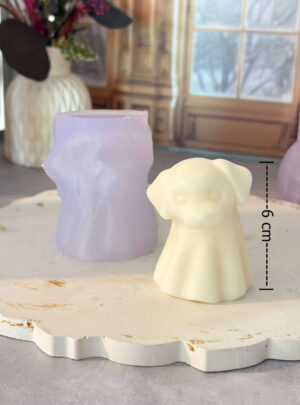 Fabricado en silicona de grado industrial de alta flexibilidad y resistencia térmica, este molde permite reproducir con total nitidez cada detalle anatómico y pliegue de la figura. Es perfecto para la confección de velas artesanales, wax melts decorativos, jabones temáticos y figuras en resina o yeso, garantizando un desmolde suave y sin imperfecciones.
