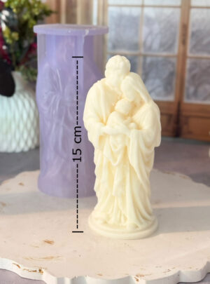 Fabricado en silicona de grado industrial de máxima elasticidad y resistencia térmica, este molde tridimensional de gran formato permite reproducir con absoluta nitidez las figuras de San José, la Virgen María y el Niño Jesús, así como los pliegues de las vestiduras y las expresiones faciales. Es la herramienta perfecta para confeccionar velas ceremoniales o decorativas, jabones artesanales de colección, wax melts espirituales y piezas en resina o yeso cerámico, garantizando un desmolde fluido, preciso y sin imperfecciones.