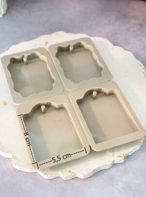 Fabricado en silicona de grado industrial de alta flexibilidad y resistencia térmica, este molde cuenta con cavidades detalladas que replican marcos y grabados de corte clásico. Es la herramienta idónea para elaborar barras aromáticas de cera (wax melts), tabletas de cera para quemador, mini jabones artesanales o figuras en resina, garantizando un desmolde fluido que mantiene intacto cada delicado relieve.